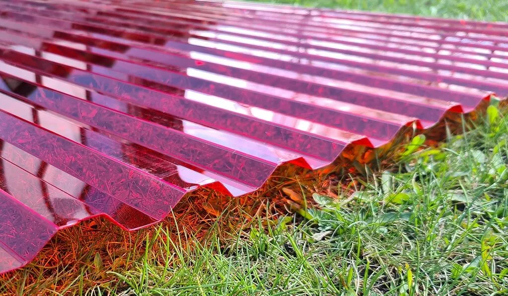 Профилированный поликарбонат красный 0,8 мм 