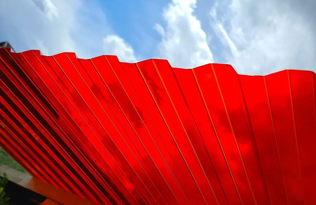 Профилированный поликарбонат красный 0,8 мм 